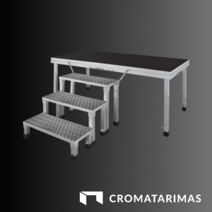 Tarima de escenario con escalones metálicos.