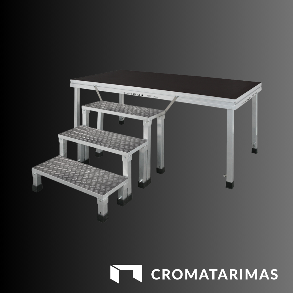 Tarima de escenario con escalones metálicos.