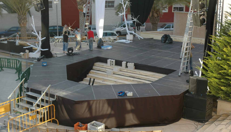 Montaje de escenario con estructuras decorativas.