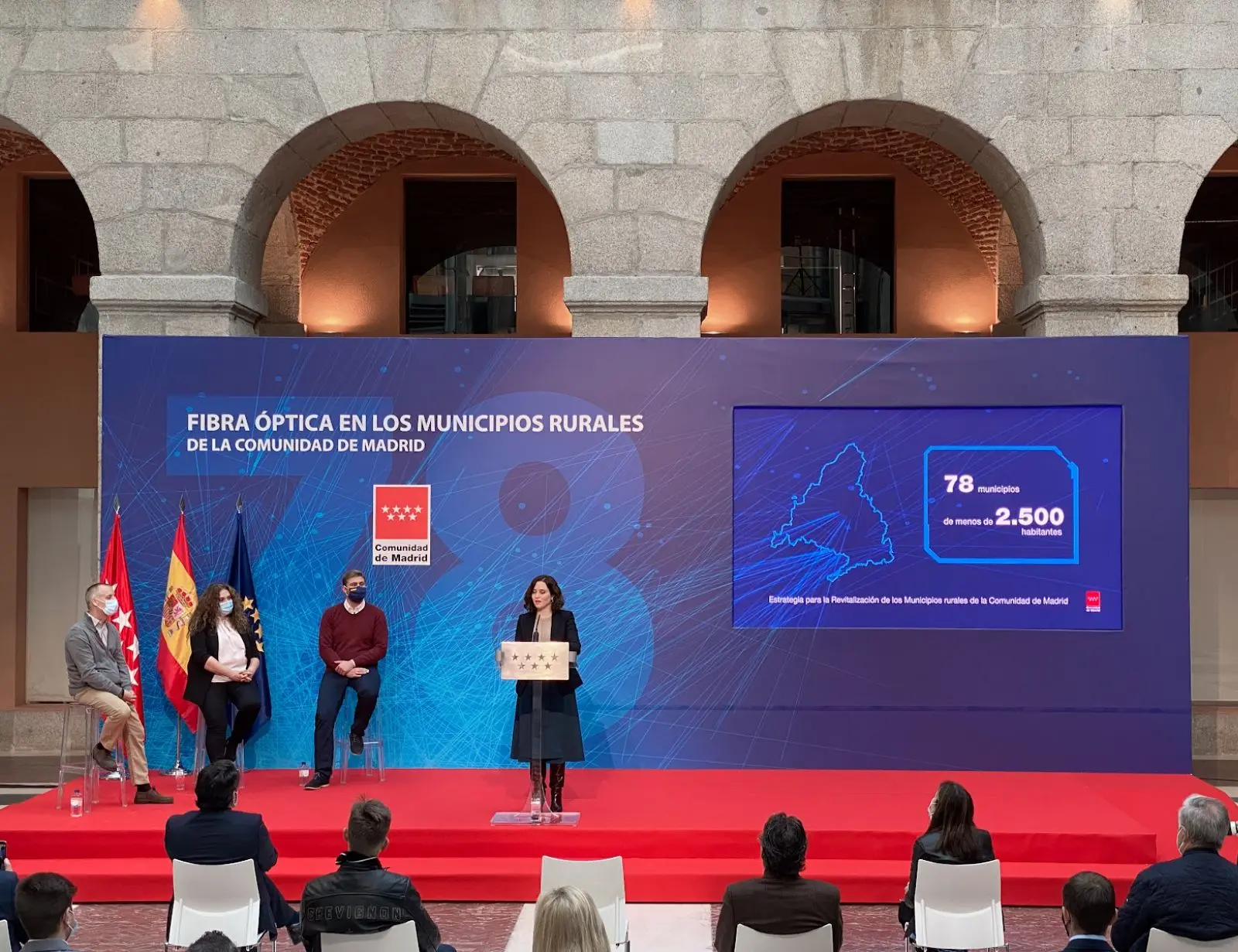 Evento sobre fibra óptica en municipios rurales de Madrid.
