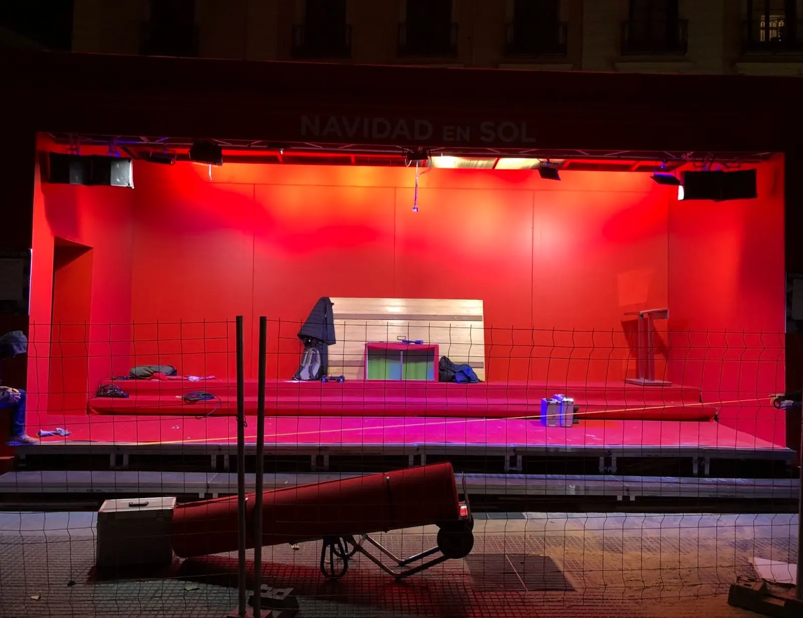 Escenario rojo vacío en Navidad en Sol.