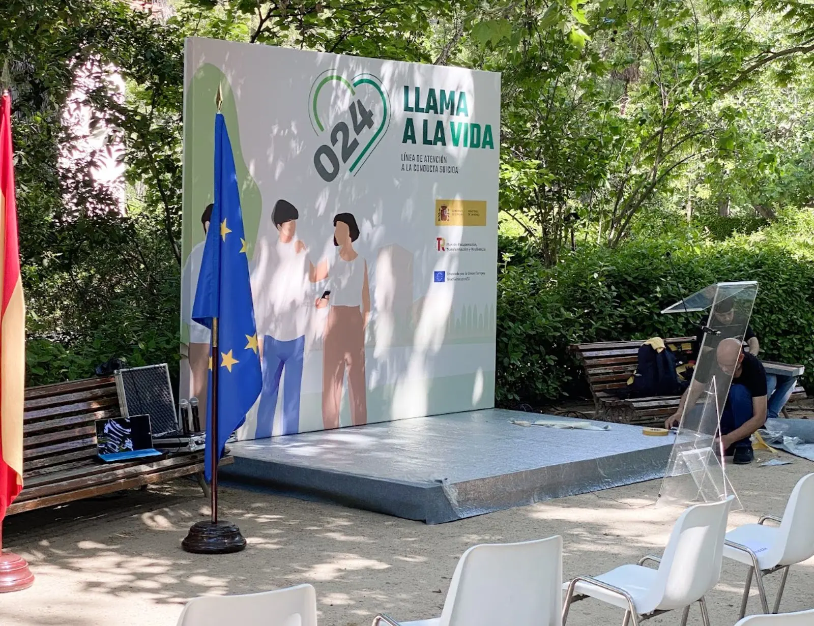 Cartel de evento sobre prevención del suicidio en parque.