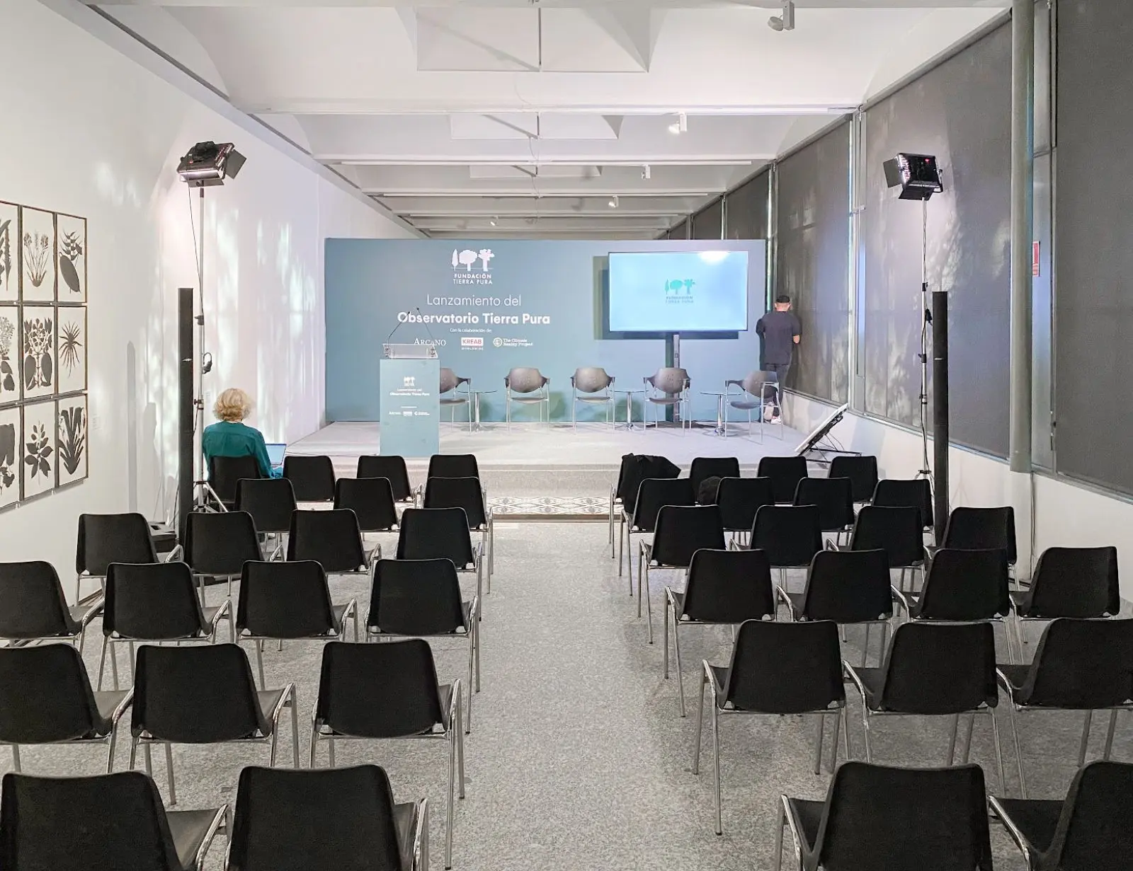 Sala vacía para evento del Observatorio Tierra Pura.