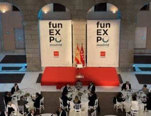 Evento Fun Expo Madrid con mesas y banners.