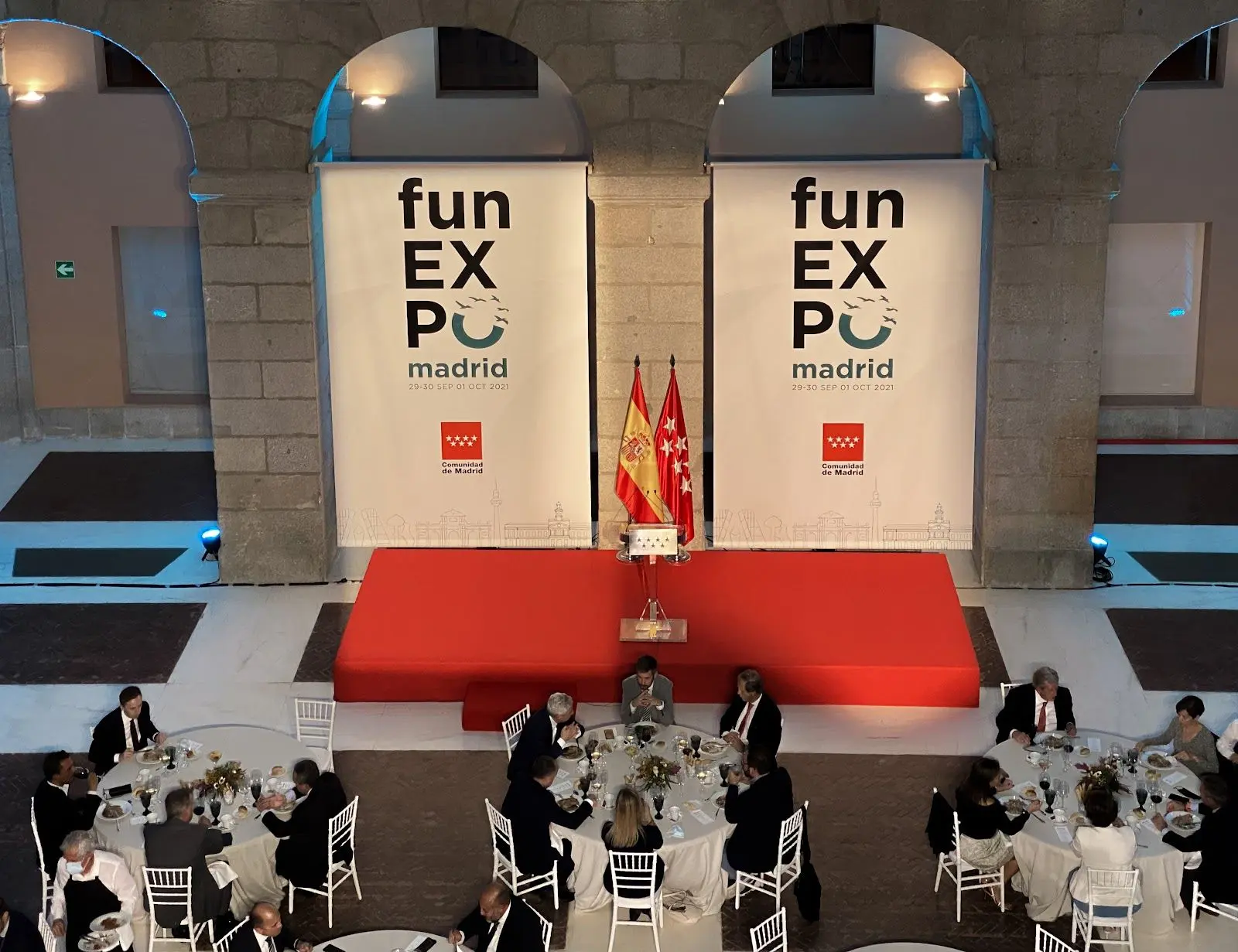 Evento Fun Expo Madrid con mesas y banners.