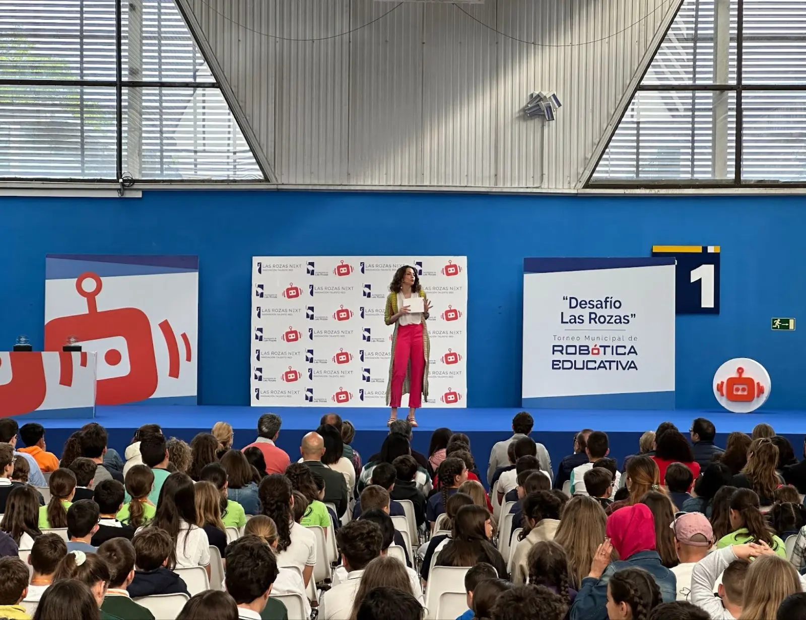 Conferencia de robótica educativa en Las Rozas con público.