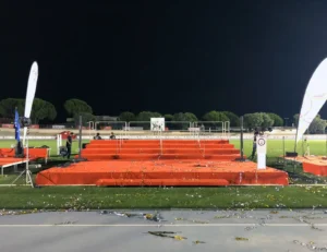 Escenario vacío con decoración de fiesta