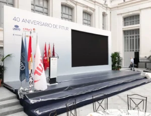 Escenario aniversario 40 FITUR con banderas.