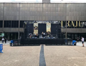 Escenario al aire libre en preparación para concierto