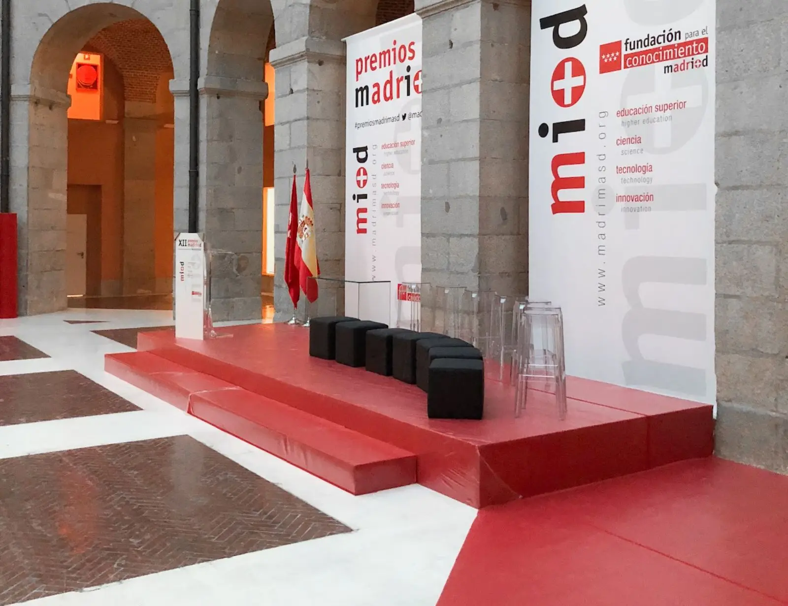 Escenario Premios Madrid con banderas y sillas vacías.
