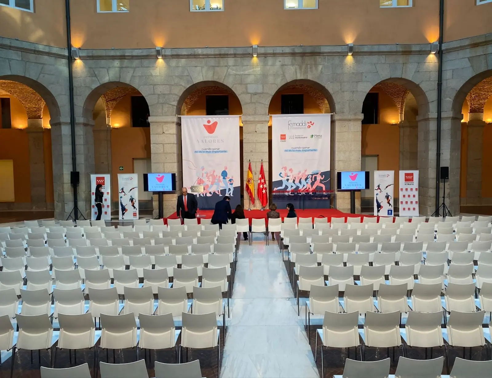Auditorio preparado para evento con sillas y escenario.