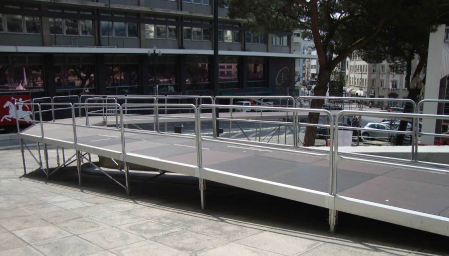 Rampa de acceso en una plaza urbana.