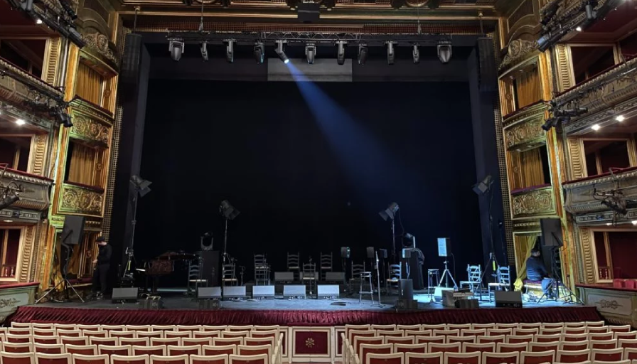 Teatro vacío con escenario iluminado