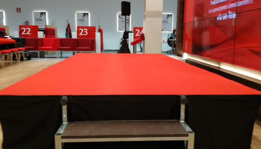 Escenario rojo en sala de conferencias.