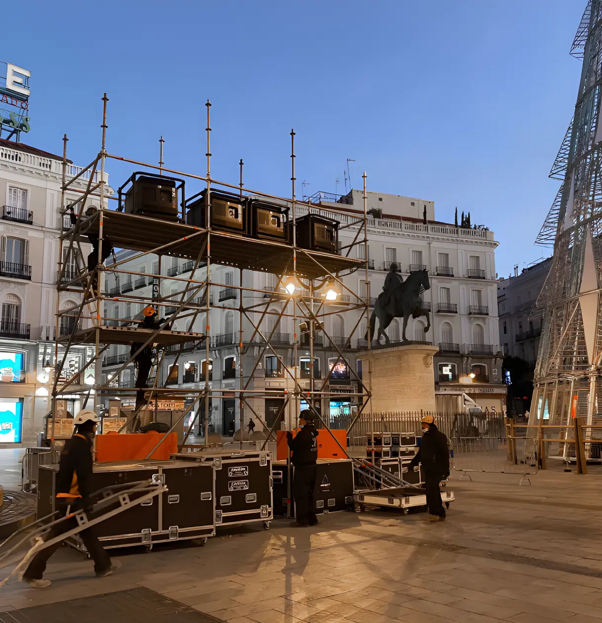 quienes somos 5 Montaje de escenario en Puerta del Sol, Madrid.