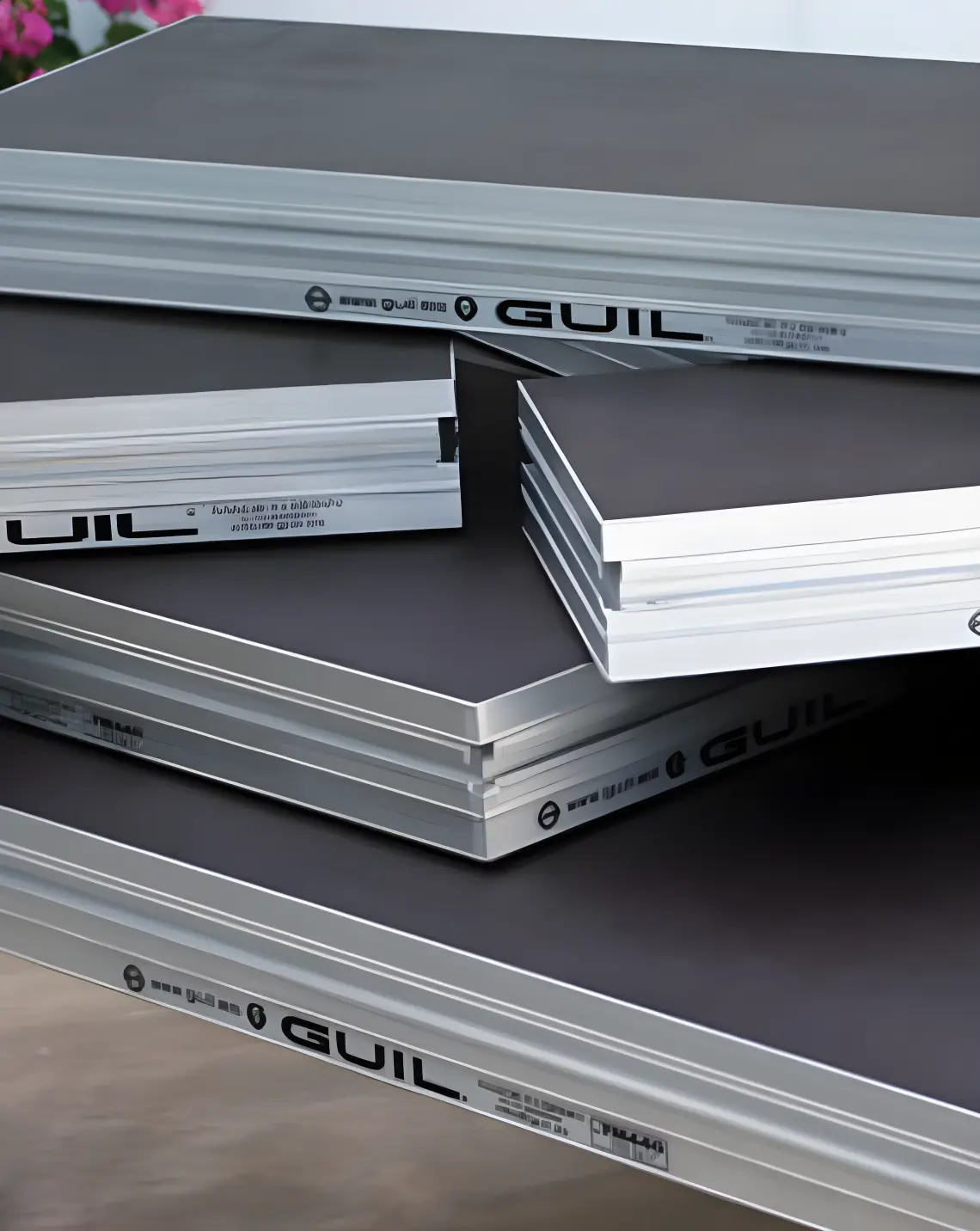 tarimas Güil y escenarios Layher Plataformas de aluminio apiladas con logo GUIL.