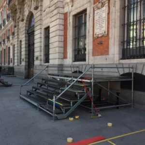 Escenario portátil montado en una plaza pública.