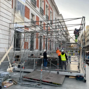 Montaje andamios frente a edificio histórico en Madrid.