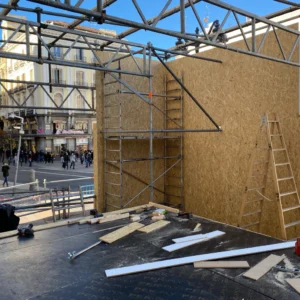 Montaje de estructura en construcción, centro de ciudad.
