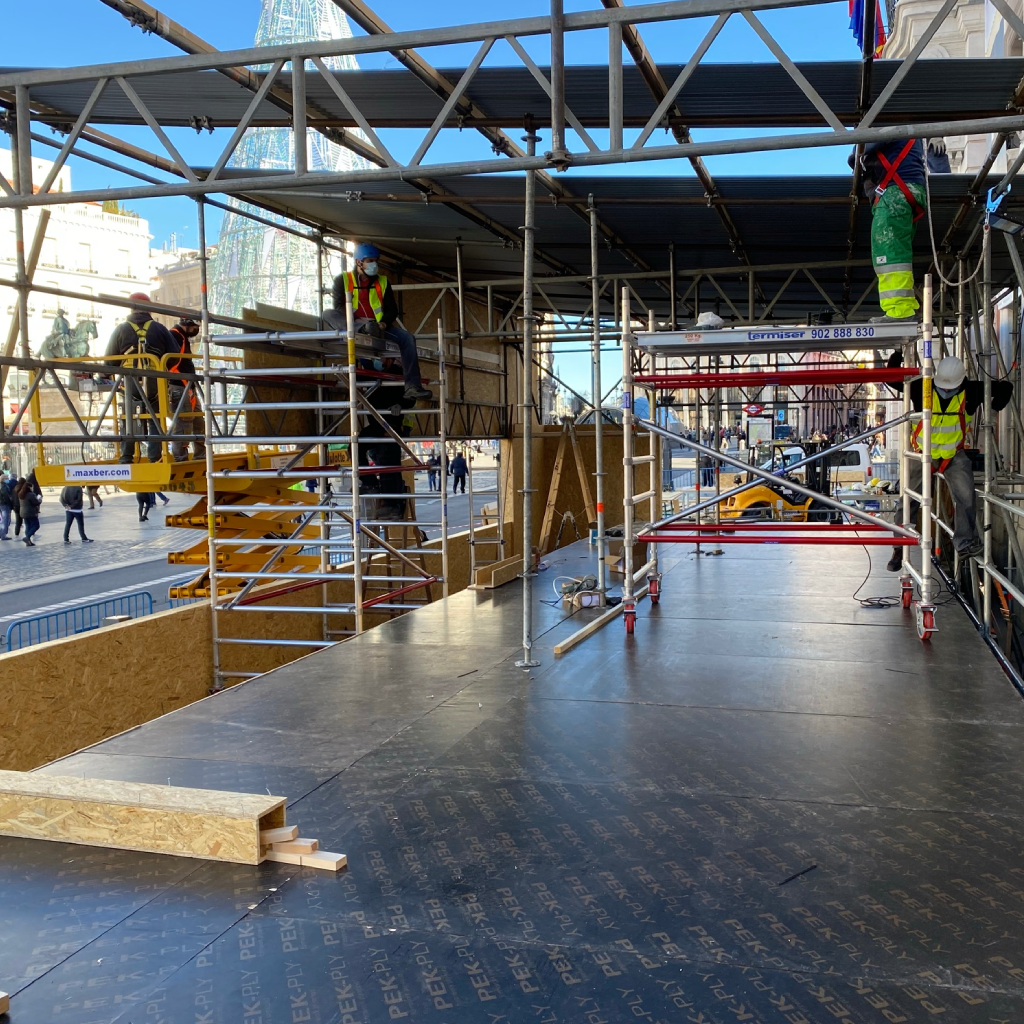 Construcción de estructura metálica en plaza céntrica.