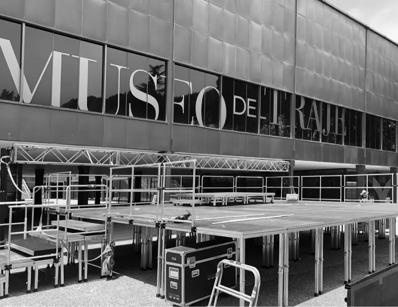 Exterior del Museo del Traje con escenario montado.