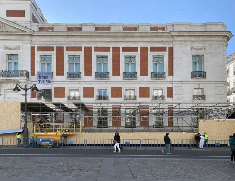Edificio en construcción con andamios y operarios
