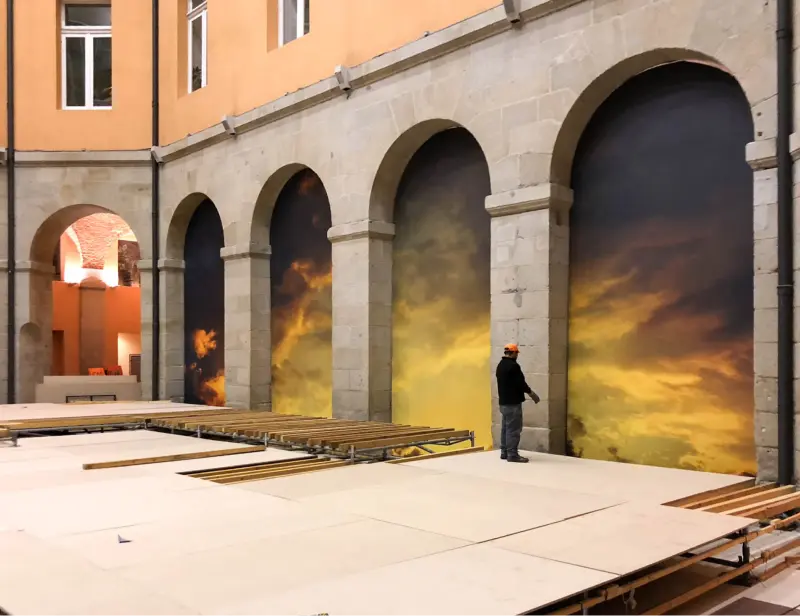 Obrero en construcción de escenografía arquitectónica.