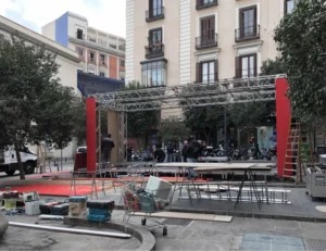 Montaje de escenario en plaza urbana