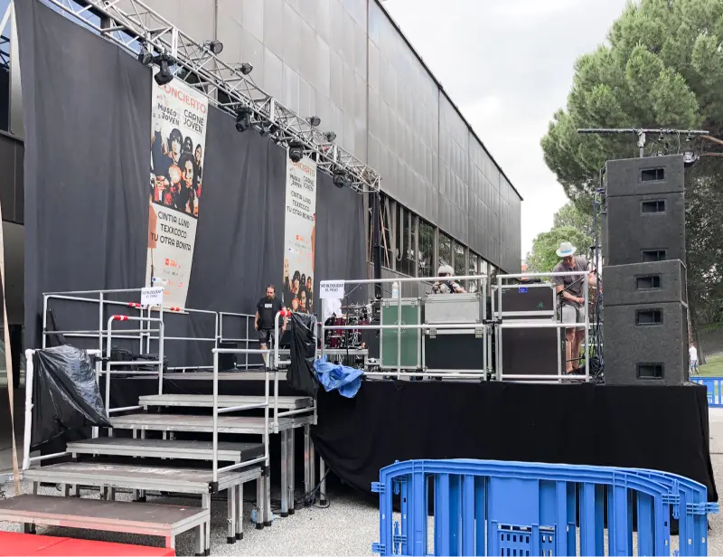 Escenario al aire libre listo para concierto musical.