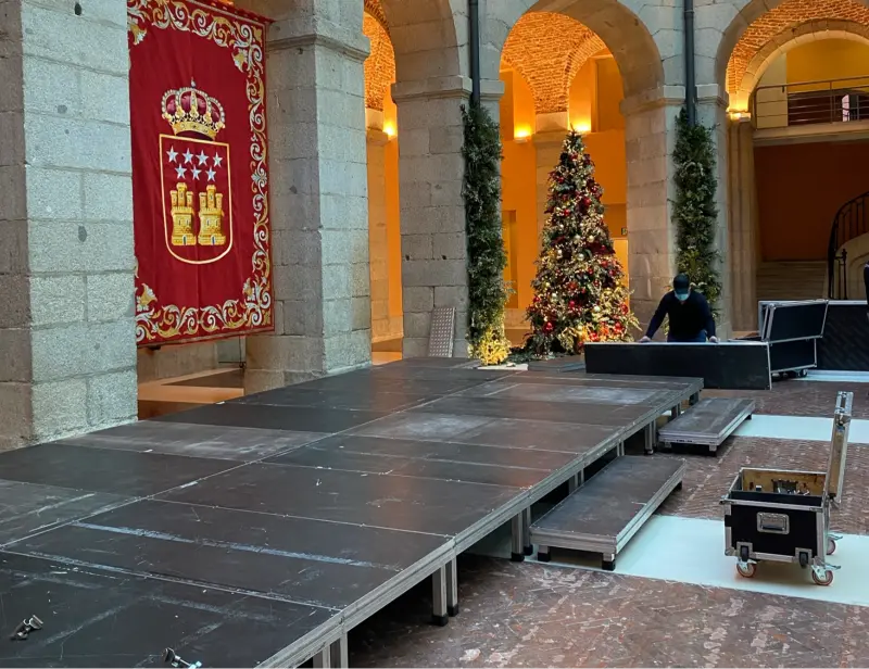 Montaje de escenario en lugar histórico decorado para Navidad.