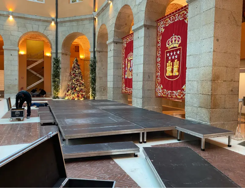 Montaje de escenario en edificio histórico con decoración navideña.