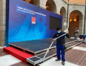 Montaje de escenario para evento de fibra óptica