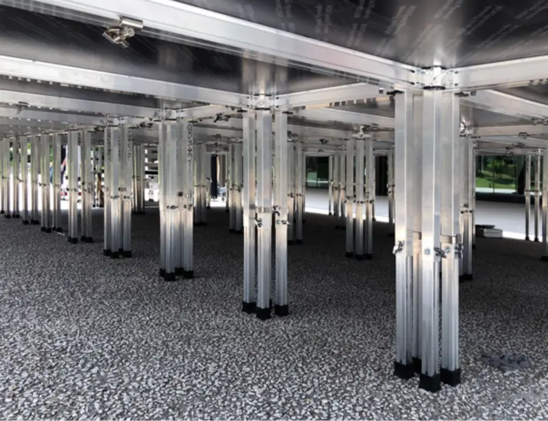 Plataforma elevada con patas metálicas.